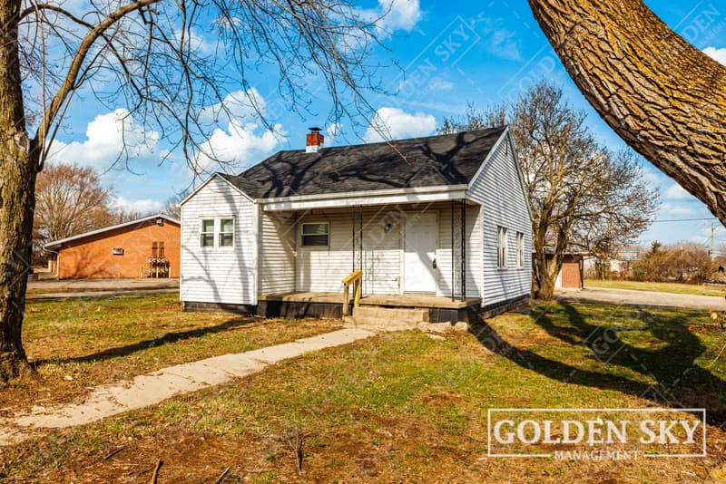 Rental property at 4613 South Madison Street, Muncie - photo 1 of 9