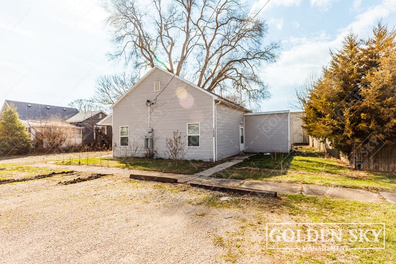 Rental property at 1609 South Gharkey Street, Unit 1, Muncie - photo 1 of 8